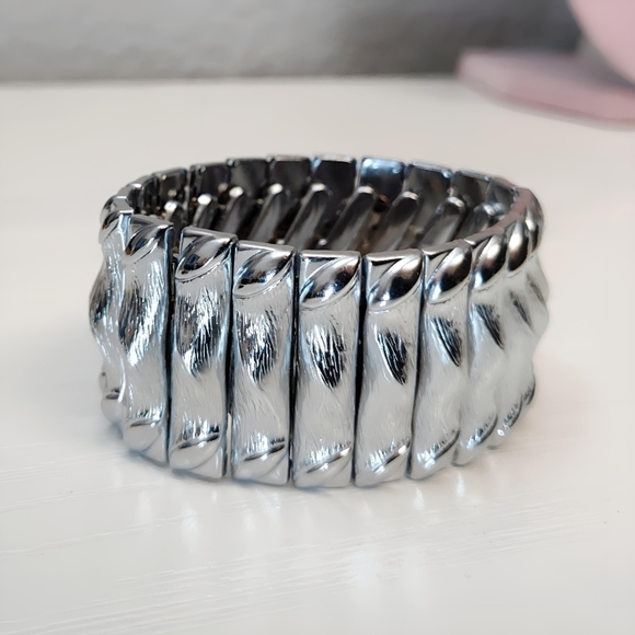 Vintage Hong Kong Textured Silver tone Accordion Stretch Bracelet - Picture 8 of 8